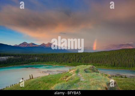 Tempête de montagne et à l'aube Arc-en-ciel, le mouflon d'Désert, près de Nordegg, Alberta, Canada Banque D'Images