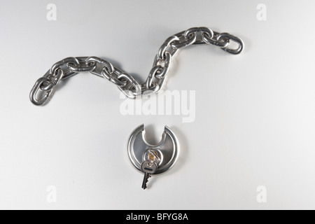 Cadenas en acier inoxydable mordre avec chaîne Banque D'Images