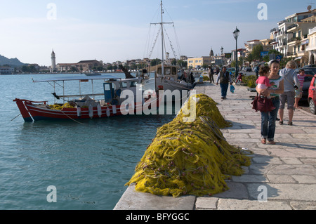 La Grèce. Zakynthos. Zante. Île grecque. Octobre. Les bateaux de pêche et des filets sur côté port Zante en ville. Banque D'Images