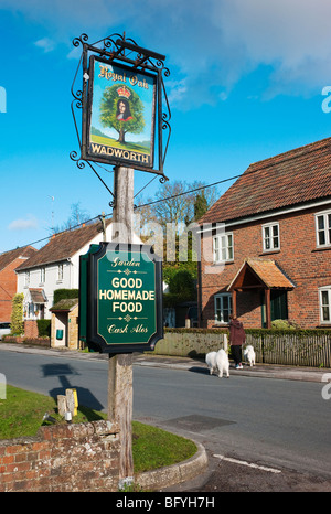 Easterton village de Wiltshire avec inn sign Banque D'Images