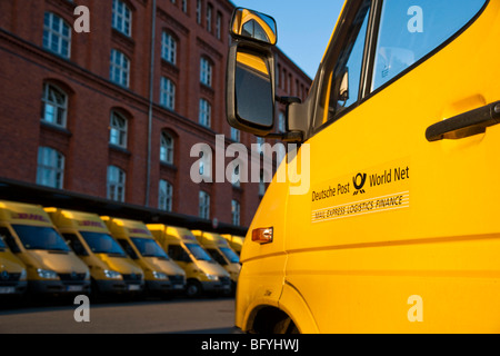 Les véhicules de livraison de la Deutsche Post, Berlin, Germany, Europe Banque D'Images