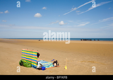 Un coupe-vent sur la plage à Holkham dans North Norfolk. Banque D'Images