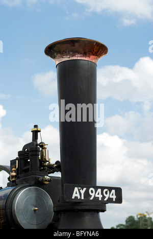 La cheminée d'un moteur de traction 1910 Allchin vu à Hollowell rallye en 2009 à vapeur. La scène de foule se reflète dans le laiton. Banque D'Images