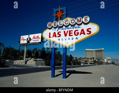 USA, Nevada, Las Vegas, le Strip, panneau Welcome to Fabulous Las Vegas avec Wayne Newton billboard et derrière l'hôtel Mandalay Bay. Banque D'Images