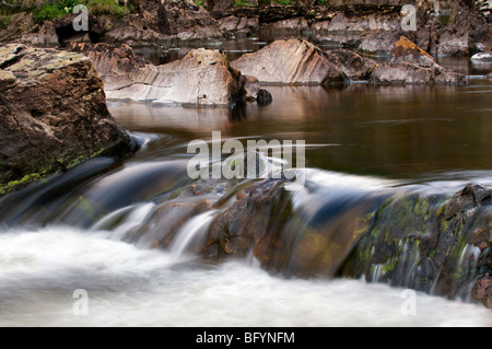 Petite zone de l'Achness cascades le long de la rivière Cassley Cassley au Glen, Sutherland, Scotland Banque D'Images