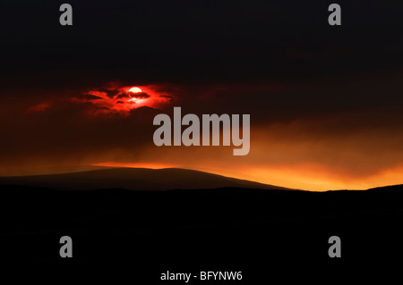 Superbe coucher de soleil rouge sur le Loch Shin mountain area, Sutherland, dans le Nord de l'Ecosse, Royaume-Uni prises d'un838 Banque D'Images
