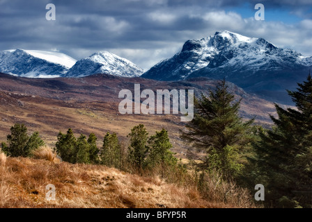 Montagne enneigée (scène tirée d'un peu sous-Poolewe sur A832 en direction de montagnes qui flanquent le Loch Maree en Ecosse Banque D'Images