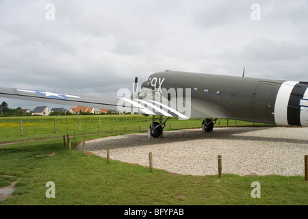 Avion DC3 à la Batterie de Merville, Normandie capturé sur d jour par parachutistes britanniques, 6 juin 1944 Banque D'Images