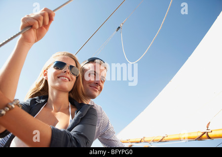 Couple sur un bateau à voile Banque D'Images