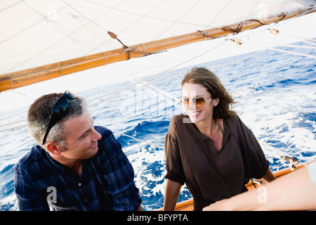 Couple sur un bateau à voile Banque D'Images