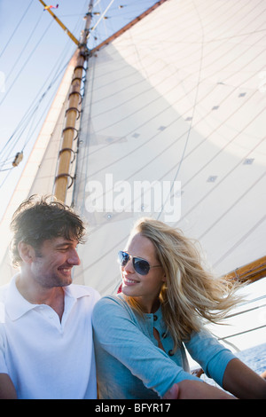 Couple sur un bateau à voile smiling Banque D'Images