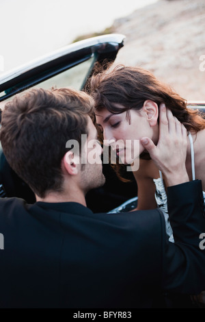 En couple kissing siège avant voiture Banque D'Images