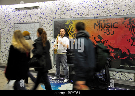 Musicien ambulant dans la station de métro Canary Wharf, Canary Wharf, Londres, Angleterre, Royaume-Uni Banque D'Images