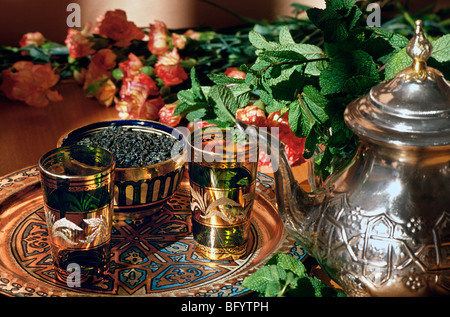 Le Maroc, un détail d'un bac et d'argent orné de deux verres décoratifs, théière, tasse à thé frais Banque D'Images