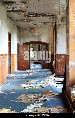 Corridor dans un ancien hôpital psychiatrique abandonné Banque D'Images