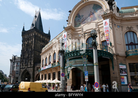 Prague, République tchèque. La Maison Municipale, le plus célèbre de Prague bâtiment Art Nouveau et tour de la Poudrière Banque D'Images