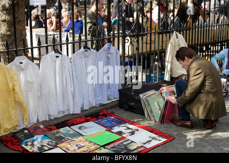 Jeune homme à la recherche de seconde main à Brick Lane Londres Marché aux Puces Banque D'Images