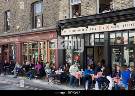 Dimanche midi diners dans un café en Spitalields Londres Banque D'Images