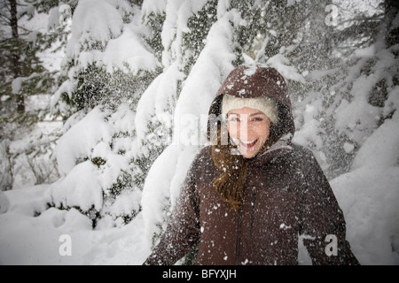 Femme en riant dans la neige Banque D'Images