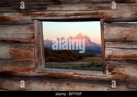 USA, Wyoming, Grand Teton NP, Snake River avec aspen grove, automne chaîne Teton en arrière-plan, vue de Cunningham Cabin Banque D'Images