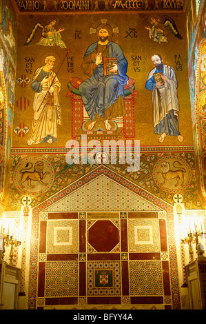 La plate-forme du trône avec des mosaïques byzantines de la chapelle Palatine dans le palais, Palerme Sicile normande Banque D'Images