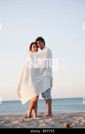 J'couple dans une serviette de plage Banque D'Images