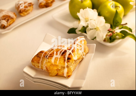 Le chiffre d'Apple servi sur assiette blanche sur une table de dîner Banque D'Images