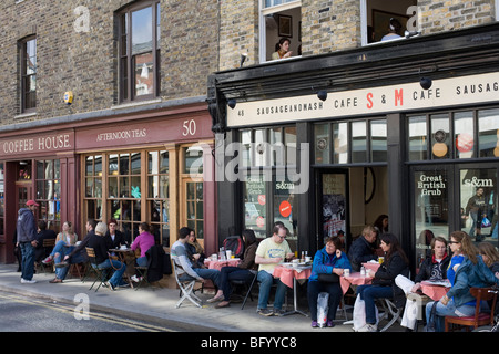 Dimanche midi diners dans un café en Spitalields Londres Banque D'Images
