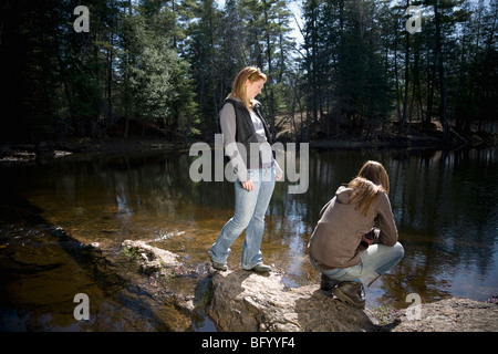 Deux femmes se tenant debout à côté du lac Banque D'Images