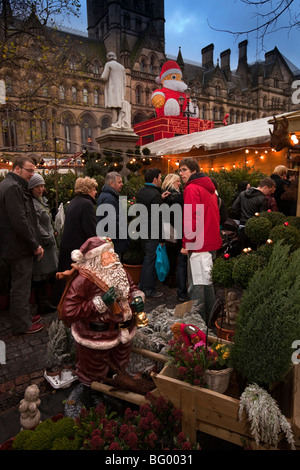 Royaume-uni, Angleterre, Manchester, Albert Square, petit marché de Noël en face de l'Hôtel de Ville Banque D'Images