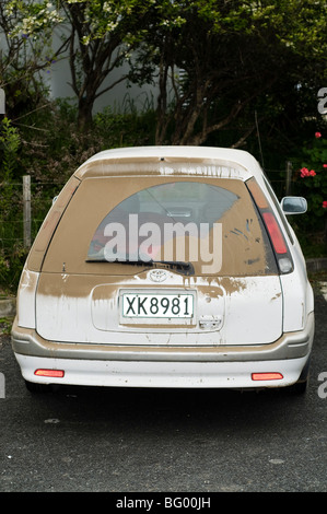 Voiture garée avec fenêtre arrière sale Banque D'Images