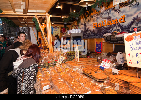 Royaume-uni, Angleterre, Manchester, Albert Square, petit marché de Noël gâteau néerlandais stall Banque D'Images