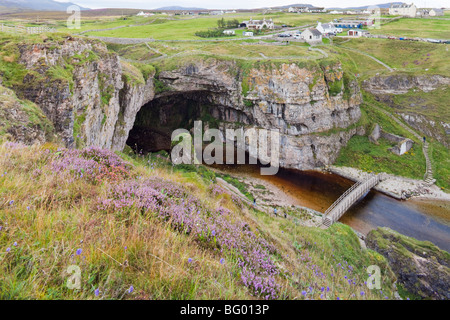 La rivière Allt Smoo émergeant de l'entrée de caverne à Durness Smoo, Highland, Scotland Banque D'Images