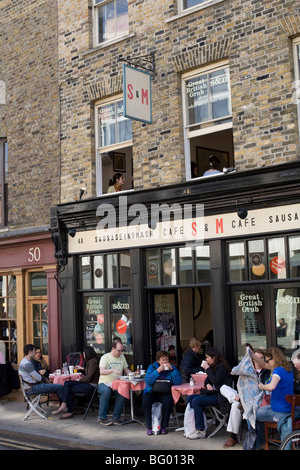 Dimanche midi diners dans un café en Spitalields Londres Banque D'Images