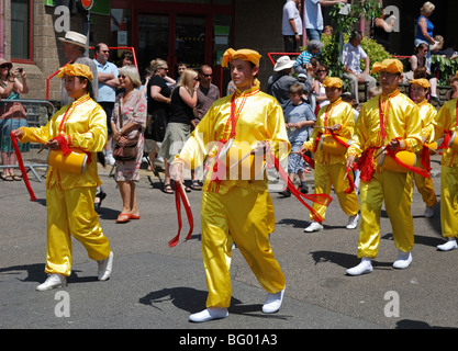 Les membres de la culture chinoise ancienne 'Falun gong ' marche dans les rues de Penzance, Cornwall, uk Banque D'Images