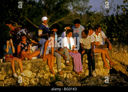 Les jeunes adultes, Jeunes hommes, jeunes femmes, des hommes, des femmes, des couples, en vacances, en se réunissant, sur plage, Negril, Jamaïque Banque D'Images
