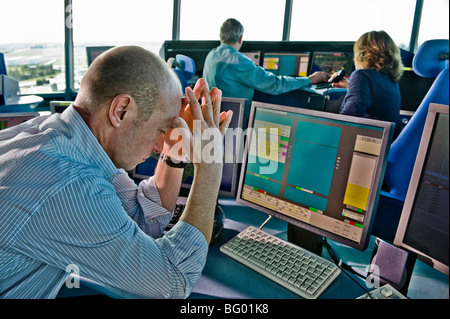 Office de stress du conducteur à l'ordinateur Banque D'Images