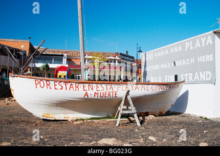 Bannière de protestation sur le côté de l'ancienne maison debout près de Marina Rubicon, Playa Blanca de Lanzarote dans les îles Canaries. Banque D'Images