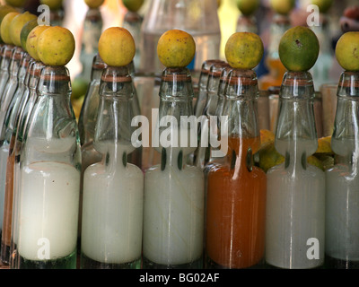 Des rangées de bouteilles de boissons sur l'étal de Delhi avec les agrumes stoppers Créer motif intéressant d'une orange chez les blancs Banque D'Images