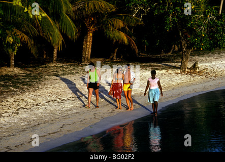 Femme jamaïcaine, touristes, marcher le long beach, Negril, Jamaïque Banque D'Images