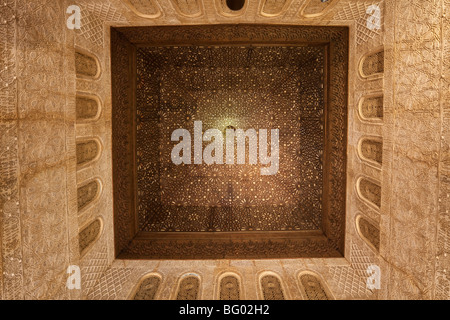 Vue de nuit de la Salle des Ambassadeurs (Salón de los Embajadores), le Palais de l'Alhambra, Grenade, Espagne Banque D'Images