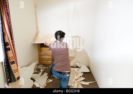 Man pulling de plâtre afin de rénover des prix Banque D'Images