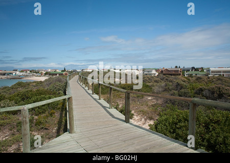 La promenade à Struisbaai suit la côte le long de la Baie d'Skoonberg au port dans le village de pêcheurs de Struisbaai, SA. Banque D'Images