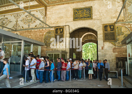 File d'attente de touristes d'acheter des billets pour le palais de Topkapi, Istanbul, Turquie. © Myrleen Pearson Banque D'Images