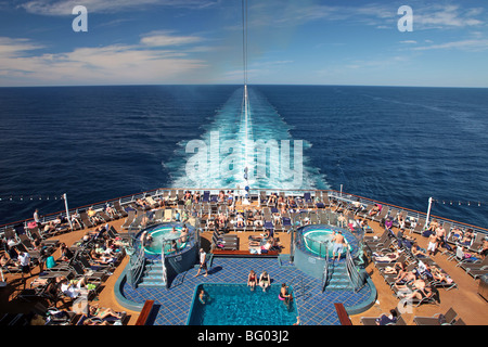 Bateau de croisière pont arrière piscines et bains à remous. Ocean se réveille. Les voyageurs en vacances. L'été sur l'océan Pacifique. Banque D'Images