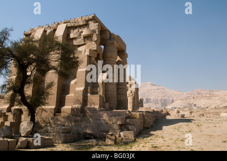 Ramesseum ruines sur la rive ouest du Nil près de Luxor Egypte Banque D'Images