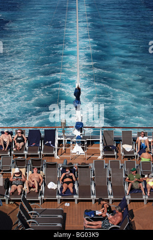 Bateau de croisière pont arrière piscines et bains à remous avec l'horizon de l'océan. Ocean se réveille. Les voyageurs en vacances. Banque D'Images