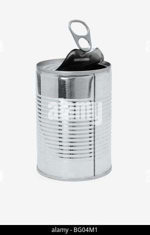 Boîte de conserve vide sur fond blanc Banque D'Images