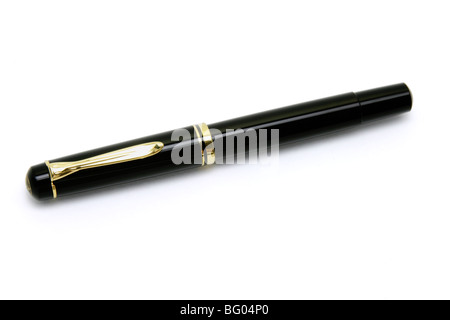 Stylo plume noir avec garnitures or isolé sur fond blanc Banque D'Images