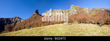 Une vue panoramique sur la Vallée de Chaudefour en automne. Vue panoramique de la Vallée de Chaudefour en automne. Banque D'Images